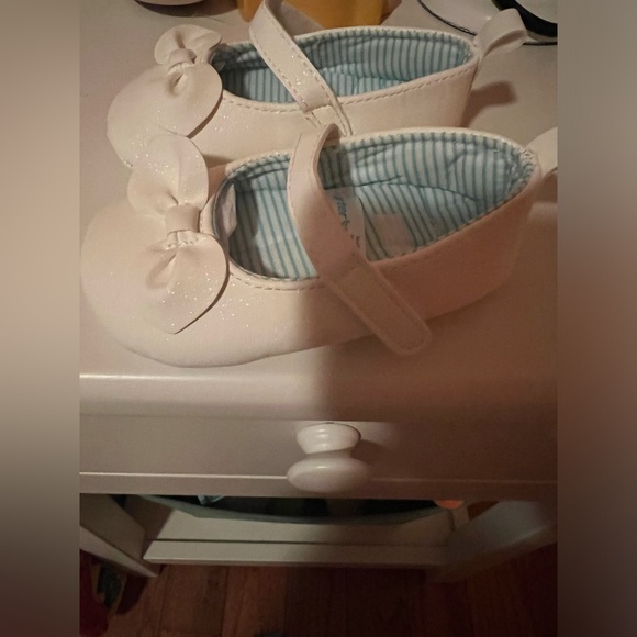 Carters white baby girl dress shoes size 6-9 M excellent condition - Picture 2 of 4